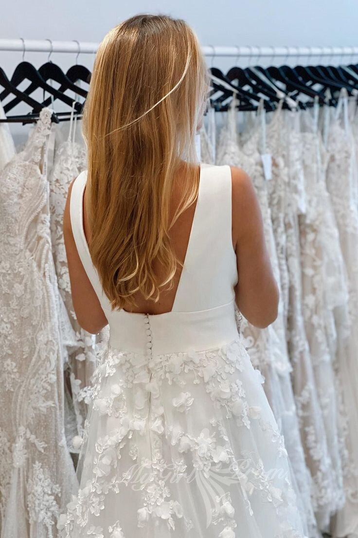 Elegant Deep V Neck Wedding Dresses 3D Appliques Beach Bridal Dresses PW578