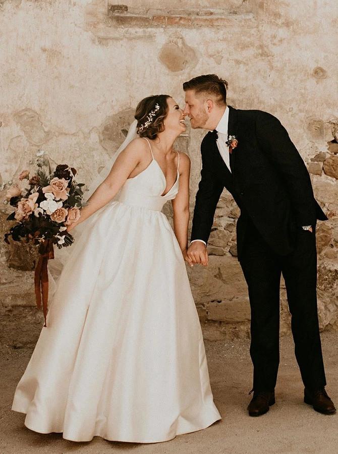 Spaghetti Straps V-neck Sleeveless Simple Ivory Wedding Dresses PW28