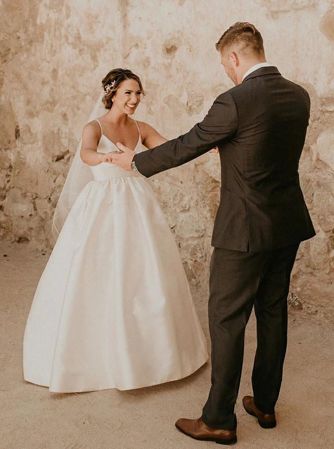 Spaghetti Straps V-neck Sleeveless Simple Ivory Wedding Dresses PW28