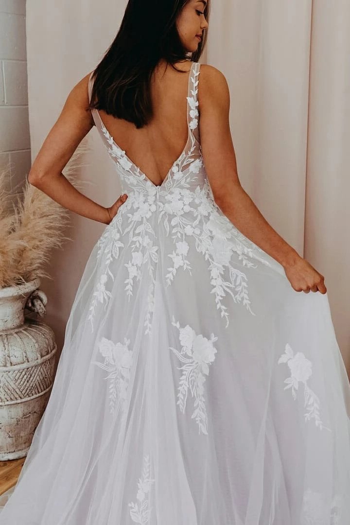 Tulle Plus Size Wedding Dresses, A Line V-neck Lace Appliques Bridal Gown PW21
