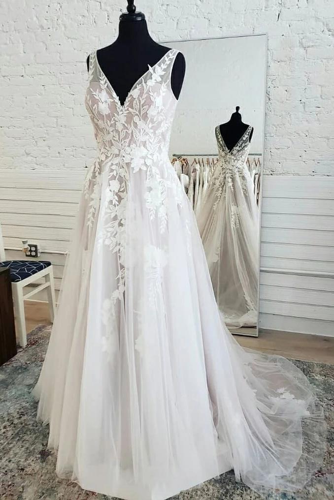 Tulle Plus Size Wedding Dresses, A Line V-neck Lace Appliques Bridal Gown PW21