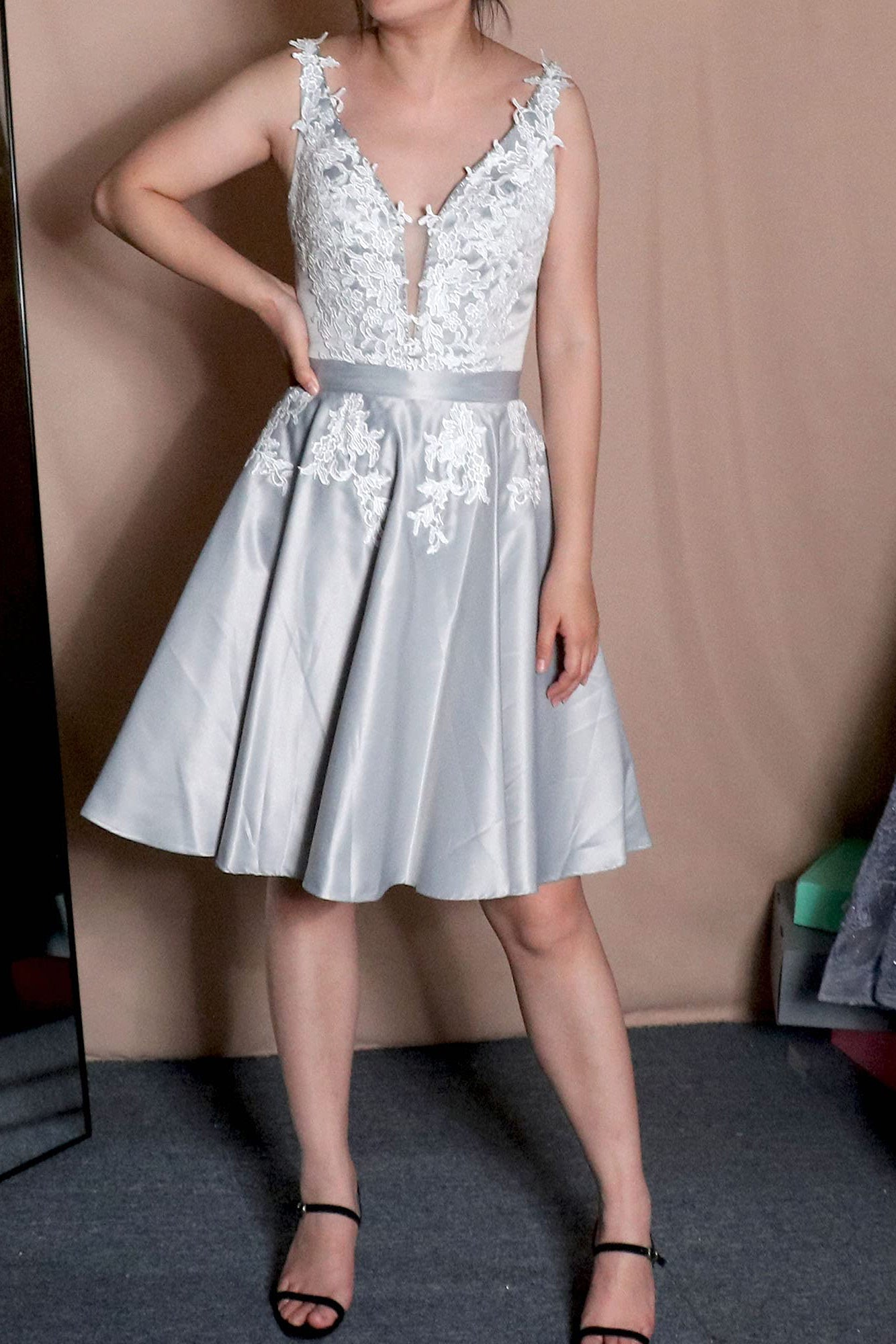 sleeveless v neck a line lace appliques short homecoming dresses satin short graduation gown