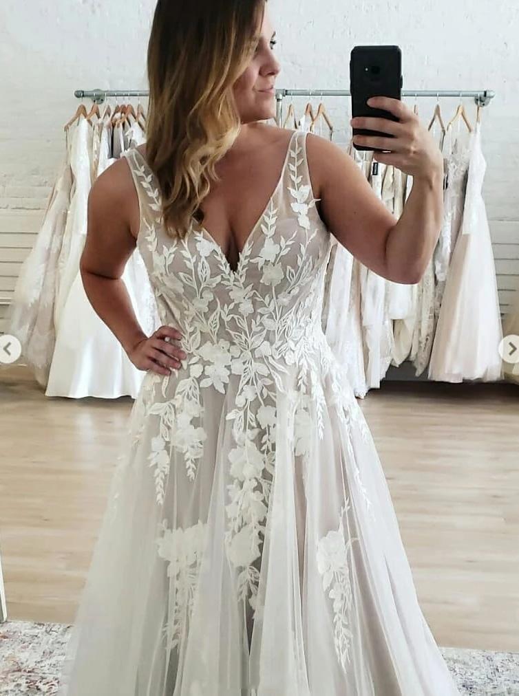 Tulle Plus Size Wedding Dresses, A Line V-neck Lace Appliques Bridal Gown PW21