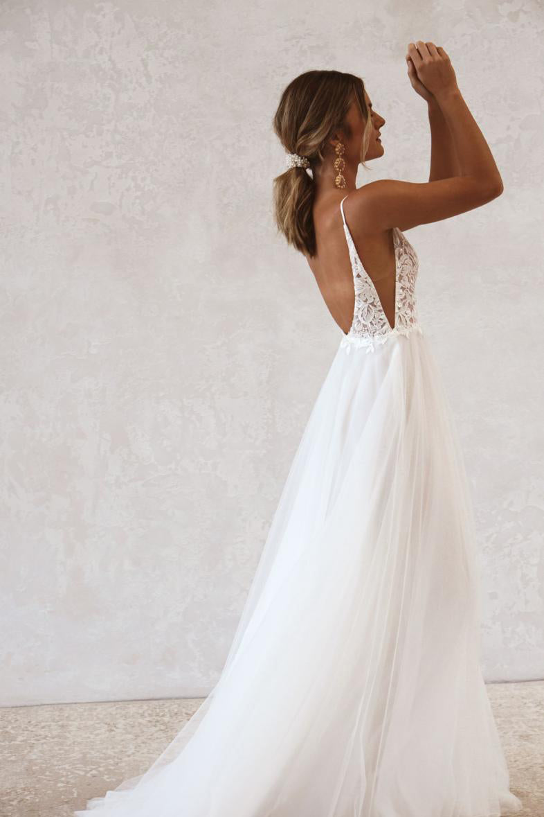Boho A Line V neck Tulle Spaghetti Straps Beach Wedding Dresses with Lace PW510