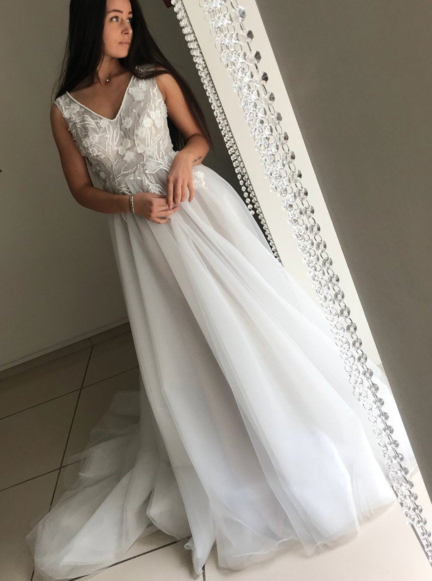 Ivory V-Neck Appliques Tulle Long Wedding Dress PW213